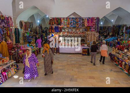 CHIWA, USBEKISTAN - 25. APRIL 2018: Innenansicht des Allakuli Khan Basars in Chiwa, Usbekistan Stockfoto