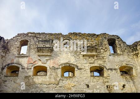 Ruinen einer alten Synagoge am blauen Himmel. Struktur aus altem verfallenen Mauerwerk mit gewölbten Fenstern. Moosbedeckte Steine. Rashkov, Moldawien. Sel Stockfoto