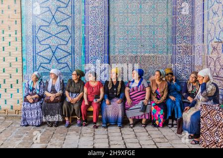 CHIWA, USBEKISTAN - 25. APRIL 2018: Lokale Touristen besuchen den Tosh Hovli Palast in der Altstadt von Chiwa, Usbekistan Stockfoto