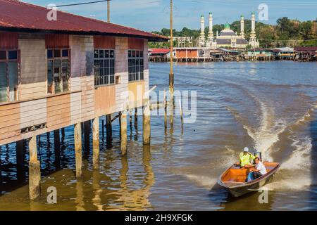 BANDAR SERI BEGAWAN, BRUNEI - 27. FEBRUAR 2018: Boote auf dem Brunei-Fluss vor Duli Pengiran Muda Mahkota Pengiran Muda Hadschi Al-Muhtadee Billah Mo Stockfoto