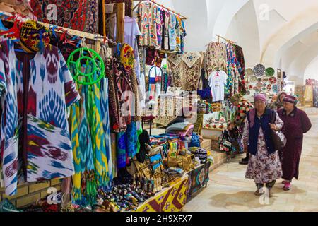 CHIWA, USBEKISTAN - 25. APRIL 2018: Innenansicht des Allakuli Khan Basars in Chiwa, Usbekistan Stockfoto