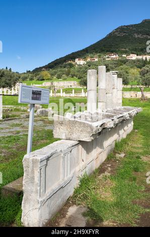 KALAMATA, GRIECHENLAND - 05. Dez 2021: Das antike Messina: Eine äußerst gut erhaltene archäologische Stätte, die perfekt die Pracht von Delphi mit verbindet Stockfoto