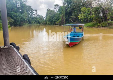 NIAH, MALAYSIA - 28. FEB 2018: Fähre über den Singai Niah Fluss im Niah Nationalpark, Malaysia Stockfoto