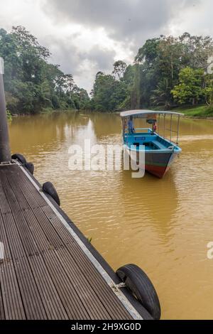 NIAH, MALAYSIA - 28. FEB 2018: Fähre über den Singai Niah Fluss im Niah Nationalpark, Malaysia Stockfoto