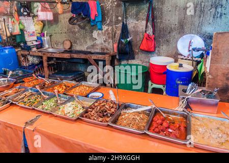 MANILA, PHILIPPINEN - 27. JANUAR 2018: Imbissstand auf dem Quiapo-Markt in Manila Stockfoto