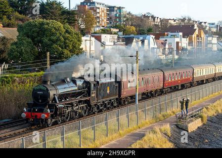 Chalkwell, Southend on Sea, Essex, Großbritannien. 9th Dez 2021. Ein Dampfzug hat Southend on Sea verlassen, um nach Oxford zu ihrem Weihnachtsmarkt und ihrem Weihnachtslieddienst zu fahren, der an der Themse in Chalkwell vorbeifährt. Der von Steam Dreams organisierte Sonderzug wird von der ehemaligen British Rail LMS Stanier Black Five Dampflokomotive Nr. 44871, die 1945 gebaut wurde und eine der letzten war, die vor dem Abtransport von Dampf aus den britischen Eisenbahnen im Jahr 1968 Personenverkehr Betrieb, transportiert. 44871 ist eine von wenigen Dampflokomotiven, die für Sonderfahrten auf Hauptstrecken freigegeben sind Stockfoto