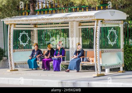 ASCHGABAT, TURKMENISTAN - 17. APRIL 2018: Einheimische Frauen an einer Bushaltestelle in Aschgabat, Turkmenistan Stockfoto