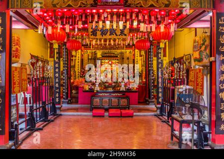 KUCHING, MALAYSIA - 4. MÄRZ 2018: Innenraum des Hiang Thian Siang Ti Tempels in Kuching, Malaysia Stockfoto