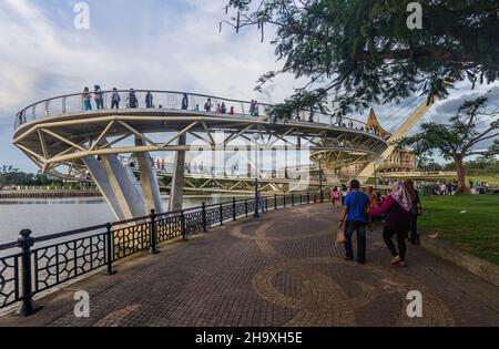 KUCHING, MALAYSIA - 4. MÄRZ 2018: Darul-Hana-Brücke im Zentrum von Kuching, Malaysia Stockfoto