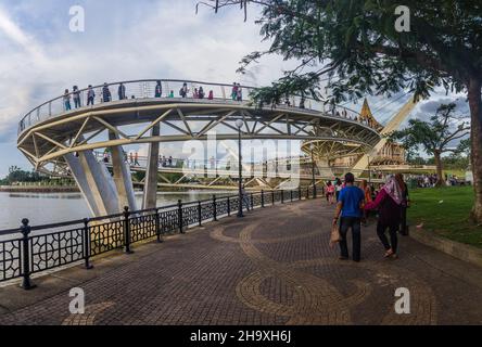 KUCHING, MALAYSIA - 4. MÄRZ 2018: Darul-Hana-Brücke im Zentrum von Kuching, Malaysia Stockfoto