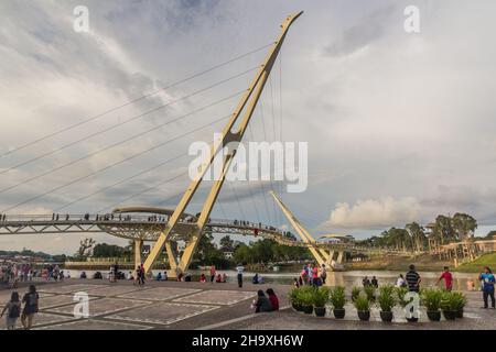 KUCHING, MALAYSIA - 4. MÄRZ 2018: Darul-Hana-Brücke im Zentrum von Kuching, Malaysia Stockfoto