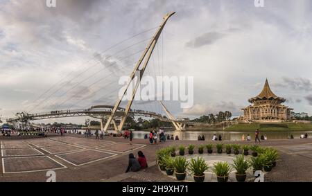 KUCHING, MALAYSIA - 4. MÄRZ 2018: Darul Hana Bridge und Sarawak State Legislative Assembly Building im Zentrum von Kuching, Malaysia Stockfoto