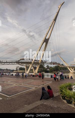 KUCHING, MALAYSIA - 4. MÄRZ 2018: Darul-Hana-Brücke im Zentrum von Kuching, Malaysia Stockfoto