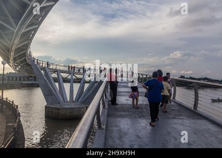 KUCHING, MALAYSIA - 4. MÄRZ 2018: Darul-Hana-Brücke im Zentrum von Kuching, Malaysia Stockfoto