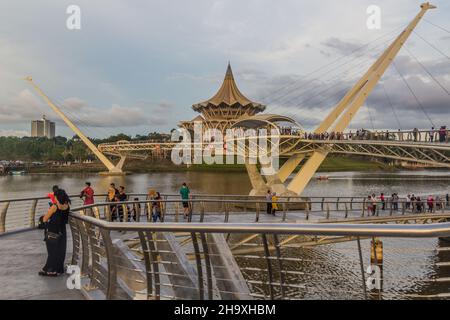 KUCHING, MALAYSIA - 4. MÄRZ 2018: Darul Hana Bridge und Sarawak State Legislative Assembly Building im Zentrum von Kuching, Malaysia Stockfoto