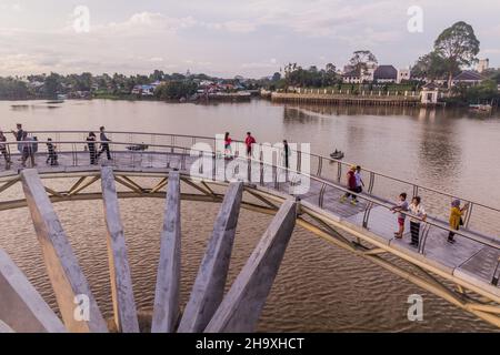 KUCHING, MALAYSIA - 4. MÄRZ 2018: Darul-Hana-Brücke im Zentrum von Kuching, Malaysia Stockfoto