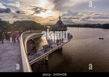 KUCHING, MALAYSIA - 4. MÄRZ 2018: Darul-Hana-Brücke und Indien-Moschee im Zentrum von Kuching, Malaysia Stockfoto