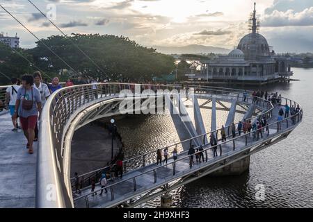 KUCHING, MALAYSIA - 4. MÄRZ 2018: Darul-Hana-Brücke und Indien-Moschee im Zentrum von Kuching, Malaysia Stockfoto