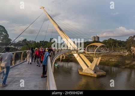 KUCHING, MALAYSIA - 4. MÄRZ 2018: Darul-Hana-Brücke im Zentrum von Kuching, Malaysia Stockfoto