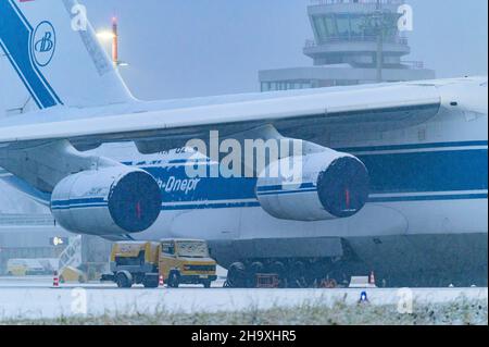 hoersching, österreich, 09. dezember 2021, antonov an-124, ra-82047, Durchgeführt von wolga dnepr Airlines am Flughafen linz Stockfoto