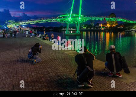 KUCHING, MALAYSIA - 4. MÄRZ 2018: Darul-Hana-Brücke im Zentrum von Kuching, Malaysia Stockfoto