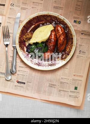 Gegrillte Wurst mit Kartoffelpüree Stockfoto