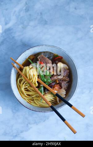 Asiatische Nudelsuppe mit Rindfleisch und Gemüse Stockfoto