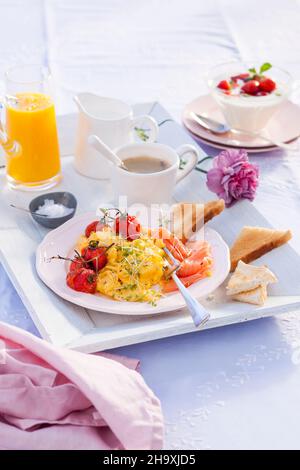 Rührei mit Kresse, geräuchertem Lachs und Kirschtomaten zum Frühstück Stockfoto