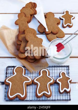 Pepparkakor (Lebkuchenmänner, Schweden) wird mit Glasur dekoriert Stockfoto