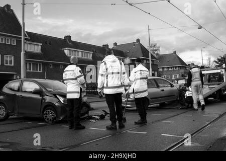 Entfernen von Autos nach Einem Autounfall in Amsterdam, Niederlande 7-12-2021 Stockfoto