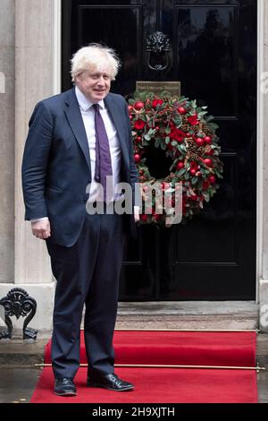 Premierminister Boris Johnson begrüßt den Sultan von Brunei vor der Downing Street 10, London, Großbritannien Stockfoto