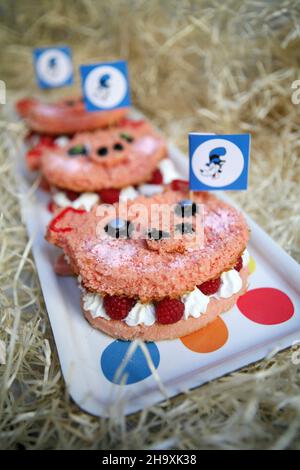 Schweinekuchen gefüllt mit Himbeeren und Rahm Stockfoto