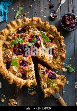 Rote Bete, Süßkartoffeln und Ziegenkäse-Quiche Stockfoto