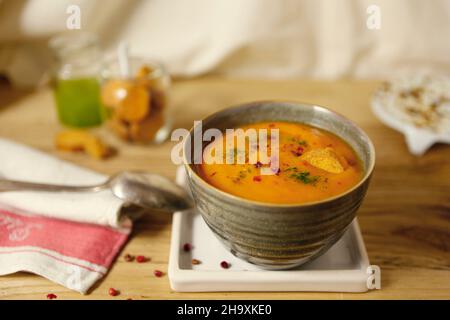 Cremige Kürbis- und Süßkartoffelsuppe mit rotem Pfeffer, Croutons und Wasabi-Pulver Stockfoto