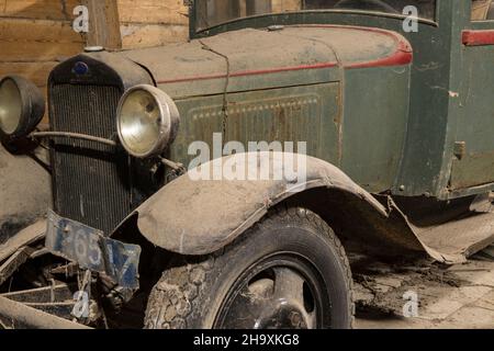 Altes staubigtes Ford-Pick-up-Modell A in einer Scheune in der Provinz Zeeland, Niederlande, Europa gefunden. Stockfoto