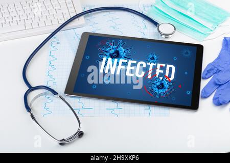 Tablet-pc und Arztgeräte auf weißer Oberfläche Stockfoto