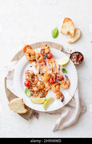 Gegrillte Garnelen- und Tomatenspieße Stockfoto