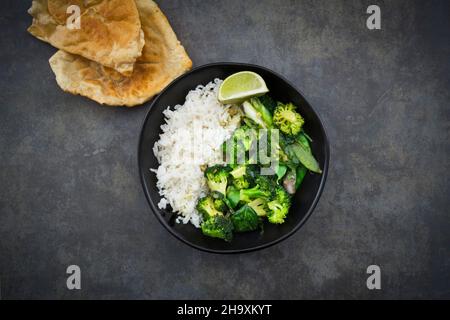 Grünes Thai-Arry mit Brokkoli, Bok Choy, Mähne, Babyspinat, Limette und Reis Stockfoto