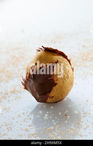 Eine goldene Eis-Haselnuss mit Karamellkern Stockfoto