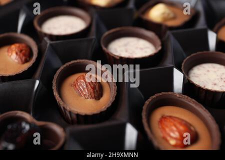 Schokoladen-Bonbons in der Schachtel, ganz im Hintergrund, Nahaufnahme Stockfoto