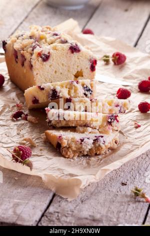 Himbeerkuchen mit Butter zerbröseln Stockfoto