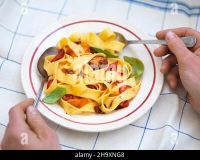 Pappardelle mit verschiedenen Tomaten und Basilikum Stockfoto