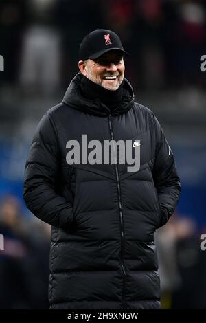 Mailand, Italien. 07. Dezember 2021. Jurgen Klopp, Cheftrainer des FC Liverpool, blickt auf das Fußballspiel der UEFA Champions League zwischen dem AC Mailand und dem FC Liverpool zurück. Kredit: Nicolò Campo/Alamy Live Nachrichten Stockfoto