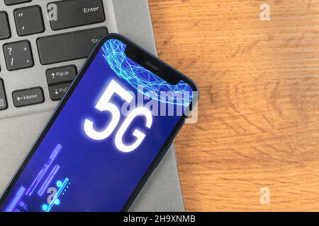 Telefon mit 5G Netzwerk. Hintergrund für Business-Desktops. Konzept Foto von High-Speed-Internet, neue Generation von Netzwerken, Daten und Verbindung, Hologramm auf Stockfoto