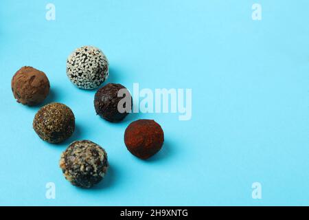 Flache Lay-Komposition mit Trüffeln auf blauem Hintergrund Stockfoto