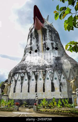 Blick auf die Chiken Kirche, ein einzigartiges Gebäude auf dem Hügel von Rhema, Magelang Yogyakarta. Bukit Rhema. Magelang, Indonesien, 9. Dezember 2021 Stockfoto