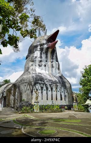 Blick auf die Chiken Kirche, ein einzigartiges Gebäude auf dem Hügel von Rhema, Magelang Yogyakarta. Bukit Rhema. Magelang, Indonesien, 9. Dezember 2021 Stockfoto