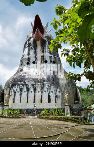 Blick auf die Chiken Kirche, ein einzigartiges Gebäude auf dem Hügel von Rhema, Magelang Yogyakarta. Bukit Rhema. Magelang, Indonesien, 9. Dezember 2021 Stockfoto