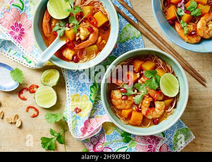 Drei Portionen Laksa-Suppe mit Garnelen Stockfoto