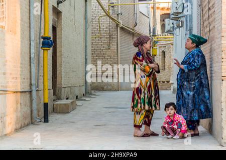 BUKHARA, USBEKISTAN - 1. MAI 2018: Einheimische Frauen unterhalten sich im Zentrum von Bukhara, Usbekistan Stockfoto
